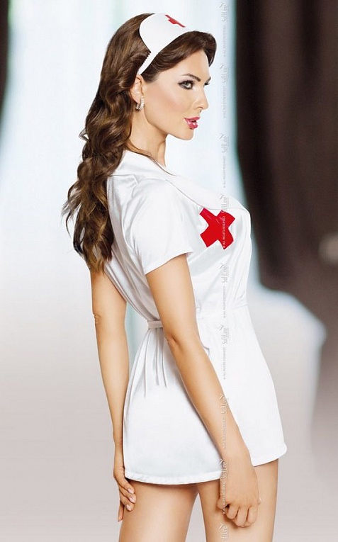 Девушка в халате медсестры