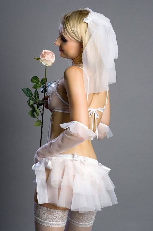 Короткое свадебное платье с чулками